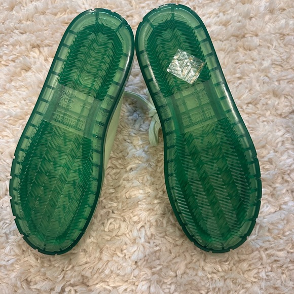 New in Box - Melissa Classic Sneaker - jelly sneaker - Picture 4 of 7